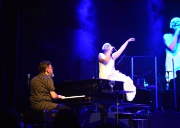 Pasión Vega derrocha histrionismo, amor y poesía en el Teatro Cibao