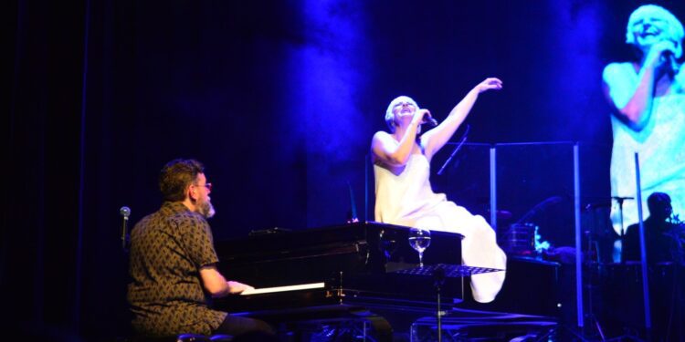 Pasión Vega derrocha histrionismo, amor y poesía en el Teatro Cibao