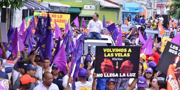 Abel Martínez encabeza masiva marcha de peledeístas en Santiago