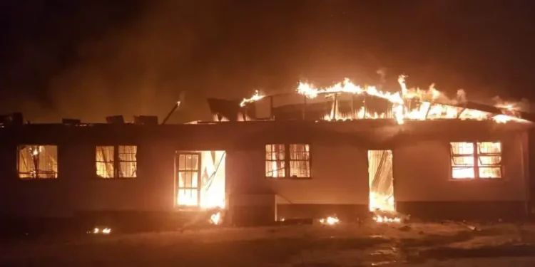 Tragedia en Guyana: 19 adolescentes mueren en un incendio en una residencia de estudiantes