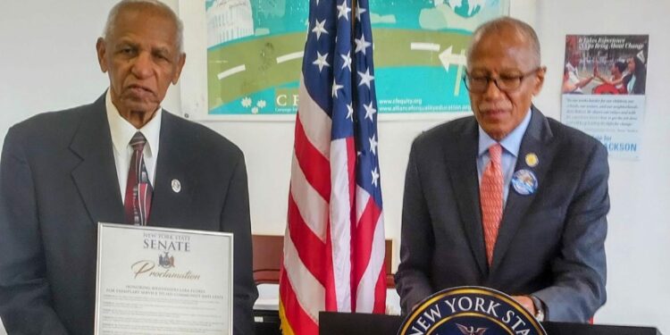 Senado Estatal de Nueva York reconoce al activista comunitario Bienvenido Lara Flores