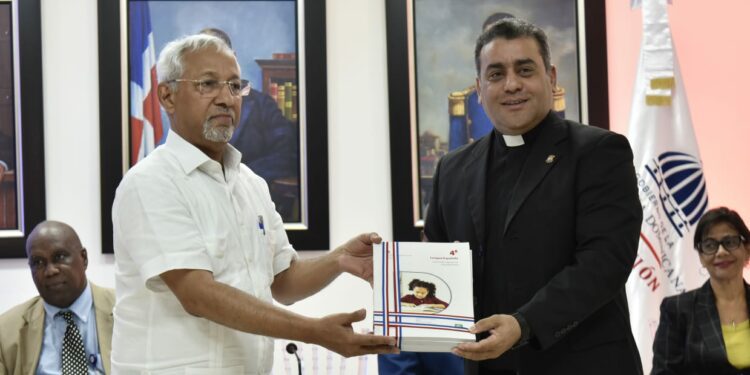 El MINERD recibe primera partida de 40 libros de textos