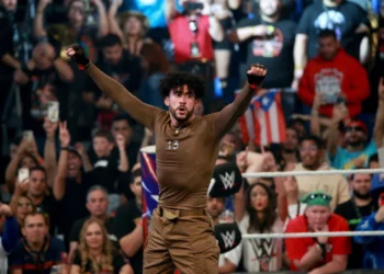 ¡Bad Bunny triunfa en una épica pelea callejera contra Damian Priest en WWE Backlash!