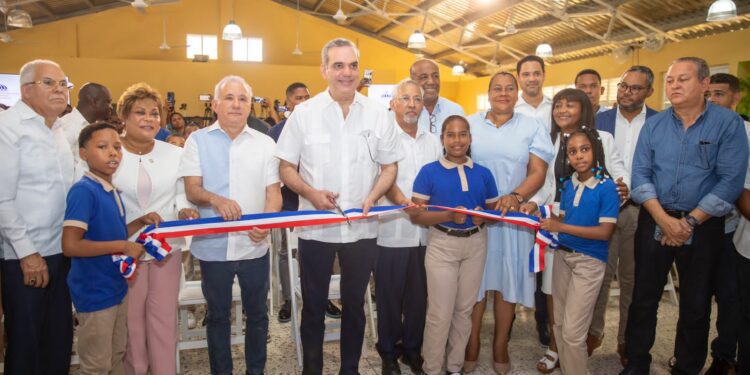 Presidente Abinader inaugura escuela en Los Guaricanos