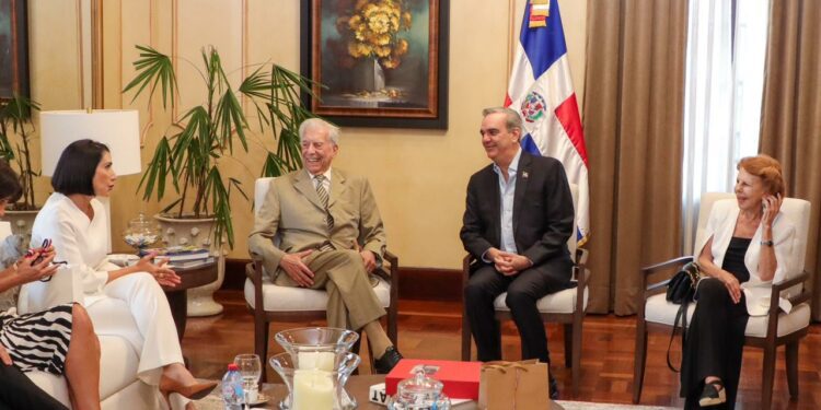 Esto fue lo que dijo Vargas Llosa de RD al recibir la ciudadanía del país caribeño