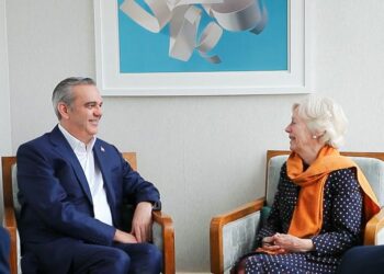 Presidente se reúne con David Rutley ministro para las Américas y el Caribe