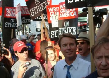 Películas podrían paralizarse por huelga escritores de cine y televisión en EEUU