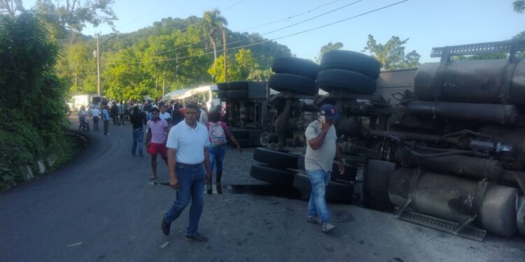 Choque entre patana y autobús deja al menos cinco personas fallecidas en Hato Mayor