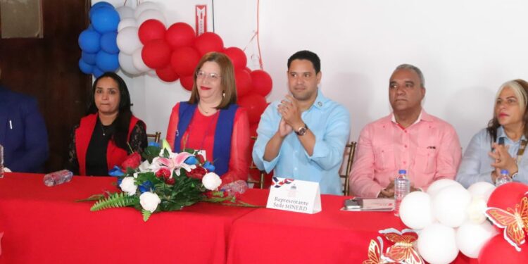 Directora Regional 15 de Educación destaca bondades de educación 