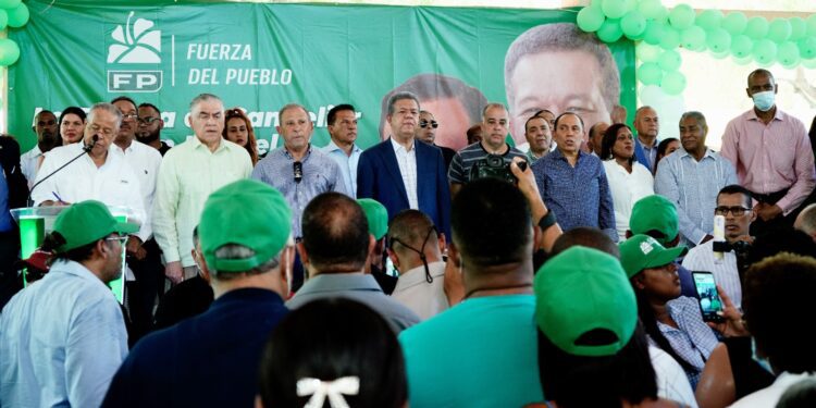 Leonel Fernández dice que Abinader actúa en el Gobierno como “un hombre orquesta”