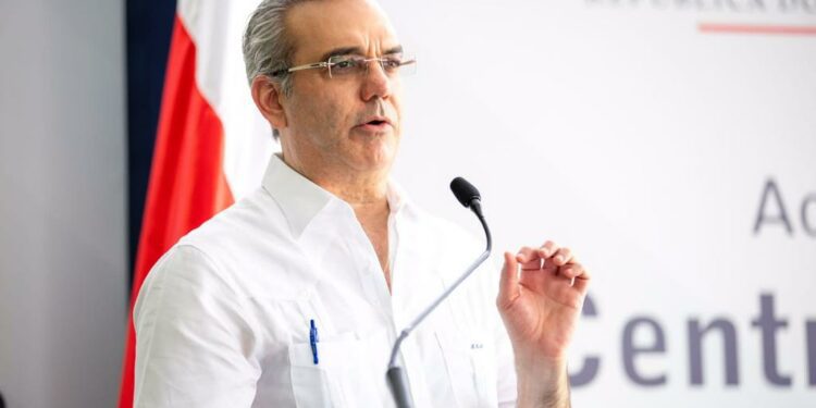 Presidente Abinader entrega remozado hospital de Villa Tapia