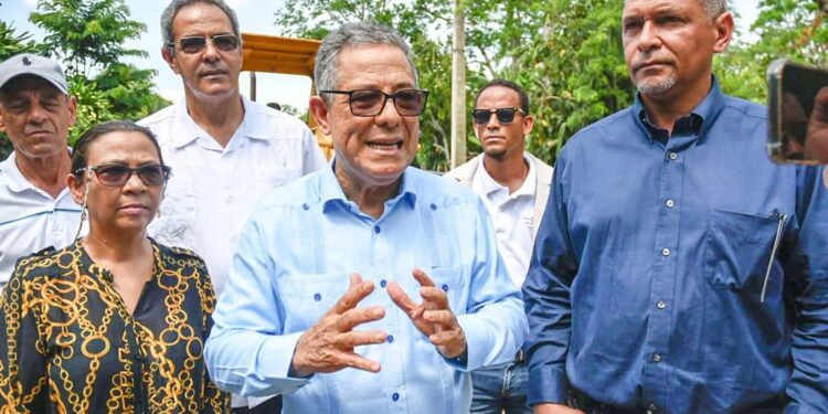 DGDC y Agricultura reparan caminos vecinales en provincia Duarte