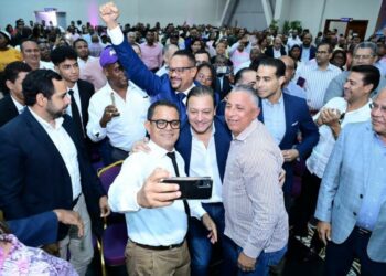 Abel Martínez juramenta a 800 abogados; respalda candidato al CARD