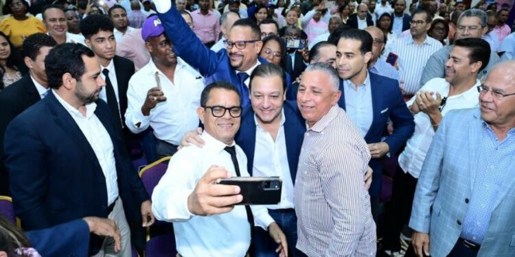 Abel Martínez juramenta a 800 abogados; respalda candidato al CARD