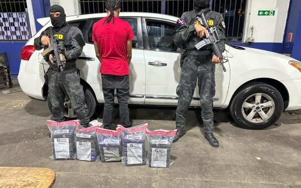 Ocupan 30 paquetes de presunta cocaína en puerto Don Diego 