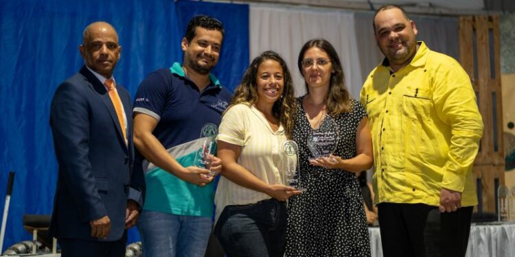 La Academia de Ciencias reconoce a estudiantes y profesores obtuvieron un premio de la Nasa.