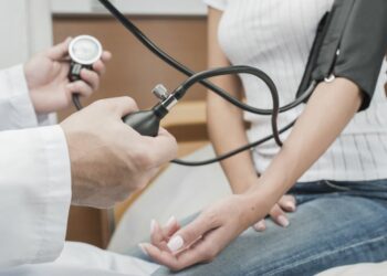 Descubren una variante genética causante de hipertensión y una posible cura