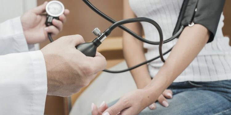 Descubren una variante genética causante de hipertensión y una posible cura