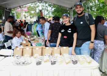 Jóvenes reciben en feria préstamos para iniciar emprendimientos 