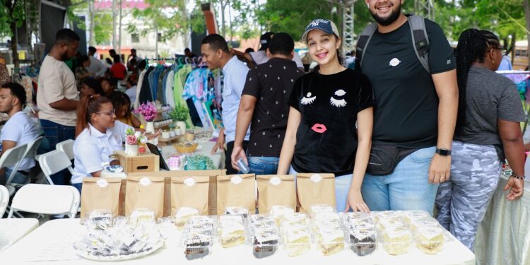 Jóvenes reciben en feria préstamos para iniciar emprendimientos