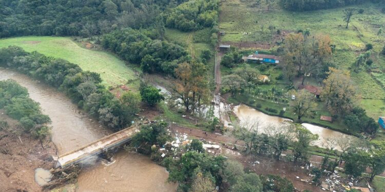 Se elevan a 13 los muertos por paso de ciclón extratropical en sur de Brasil