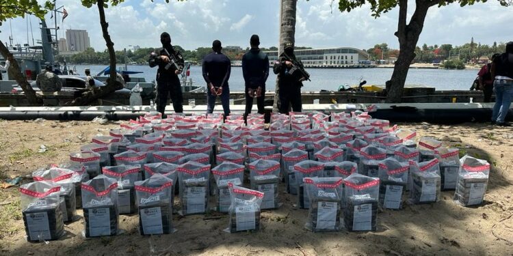 Golpe al narcotráfico: confiscan 1, 3 toneladas de presunta cocaína 