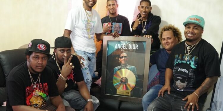 Ángel Dior celebra primer Disco de Oro