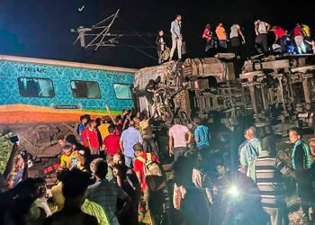Ascienden a 207 los muertos por un accidente de tren en el este de India
