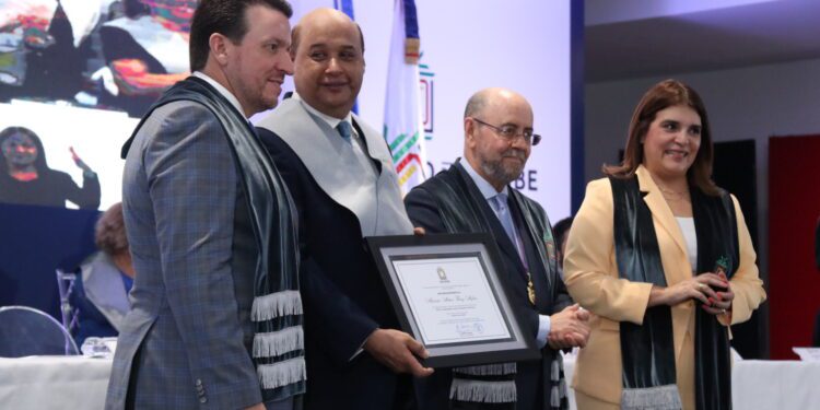 UNICARIBE inviste 765 nuevos profesionales en 16 disciplinas