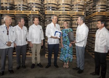 Ron Barceló inaugura moderna nave de añejamiento en SPM
