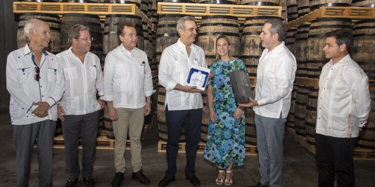 Ron Barceló inaugura moderna nave de añejamiento en SPM