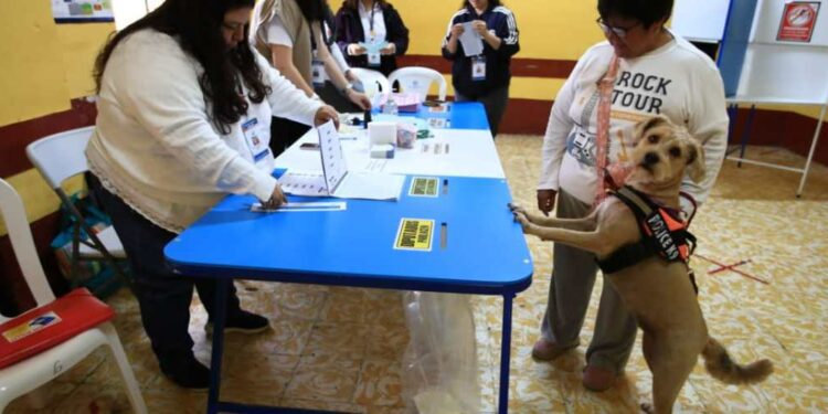 Abren las urnas para las elecciones presidenciales en Guatemala