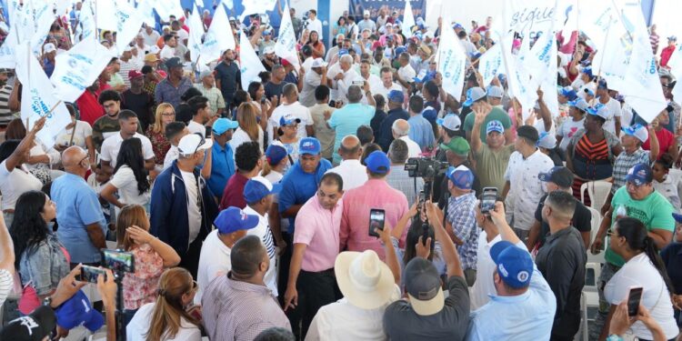 Ito Bisono juramenta en Valverde 800 dirigentes más al PRM 