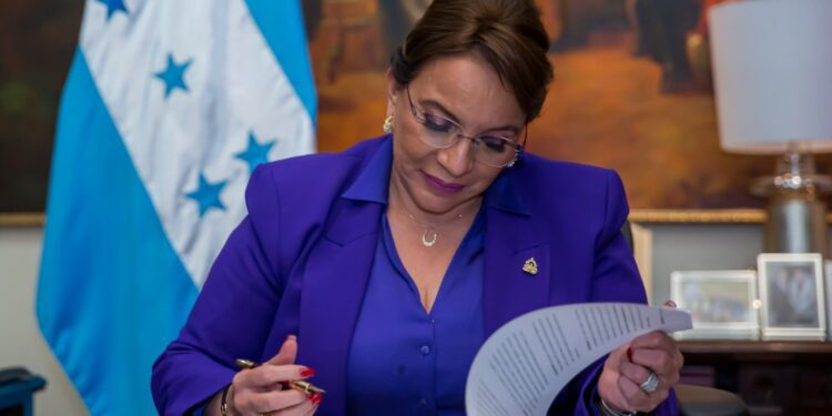 La presidenta de Honduras impone el toque de queda en dos municipios tras la muerte de 21 personas