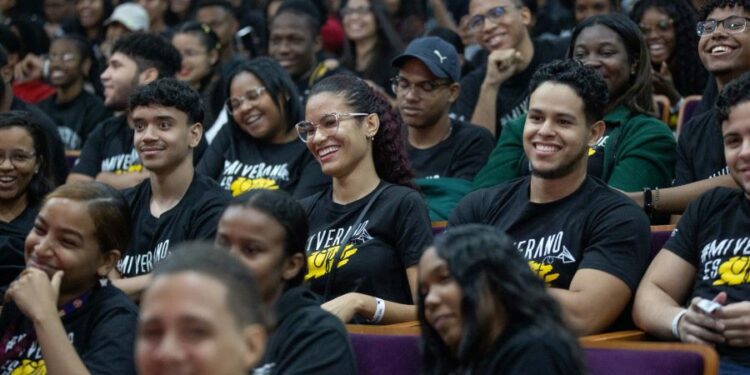 Envían más 2,500 estudiantes dominicanos a Estados Unidos 