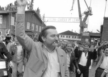 Lech Walesa participa en manifestación contra el Gobierno de Polonia