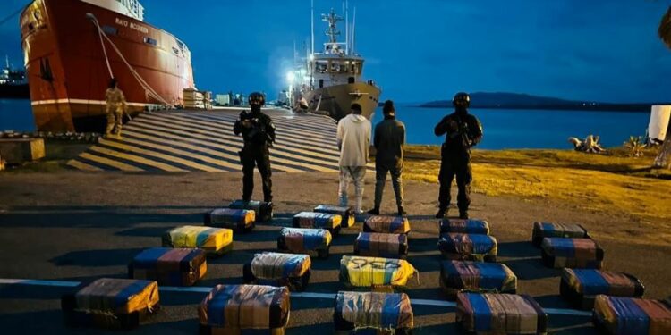 Golpe al narcotráfico: confiscan 1, 3 toneladas de presunta cocaína