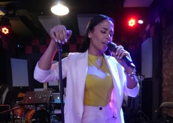 Steffany Constanza presenta la versión merengue de su bachata "Hola, Mi Amor"