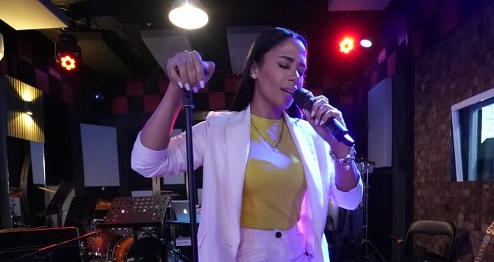 Steffany Constanza presenta la versión merengue de su bachata "Hola, Mi Amor"
