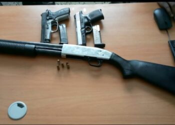 Apresa hombre con tres armas de fuego ilegales; hubo intento de soborno a los agentes