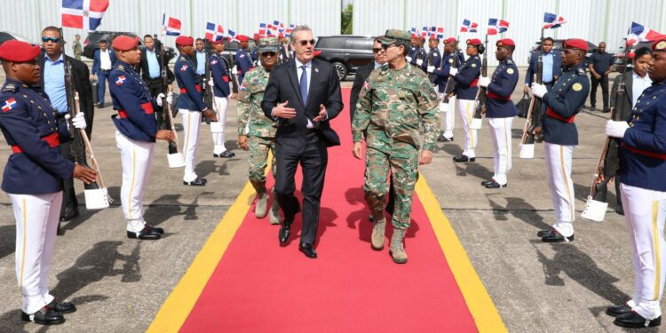 Presidente Abinader sale hacia Bahamas para participar en reunión de CARICOM