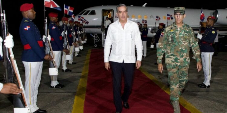 Abinader regresó de Belice tras participar en cumbre del SICA