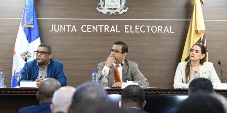 JCE sostiene reunión con delegados de organizaciones políticas