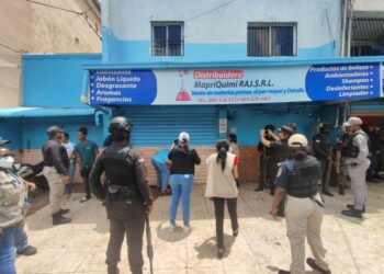 Clausuran en Villa Consuelo laboratorio de bebidas alcohólicas adulteradas 