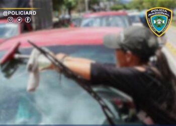 Apresa mujer “limpiavidrios” agredió a camarógrafo de noticiero