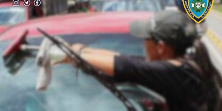 Apresa mujer “limpiavidrios” agredió a camarógrafo de noticiero