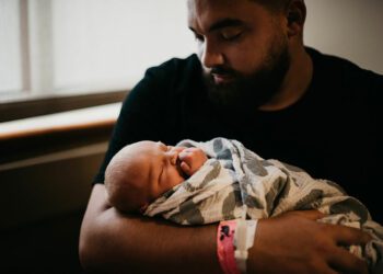 Diputados aprueban  proyecto que amplía licencia de paternidad