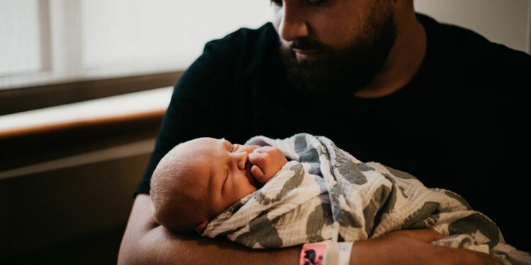 Diputados aprueban proyecto que amplía licencia de paternidad