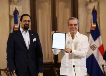 Abinader emite su primer decreto digital creando un nuevo gabinete