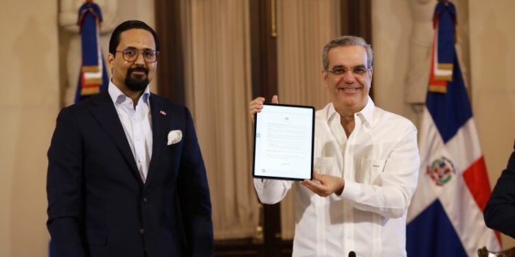 Abinader emite su primer decreto digital creando un nuevo gabinete